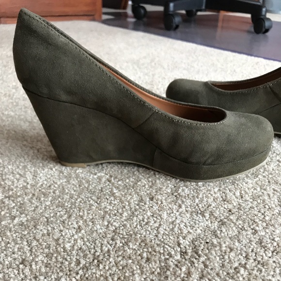 Nine West Olive Wedges - Picture 3 of 4